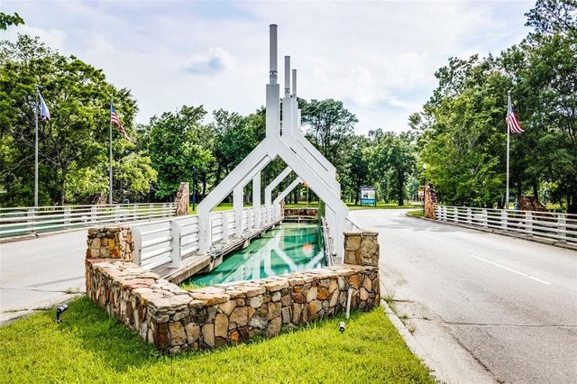 1935 Barrett Gables Drive, Crosby, TX 77532