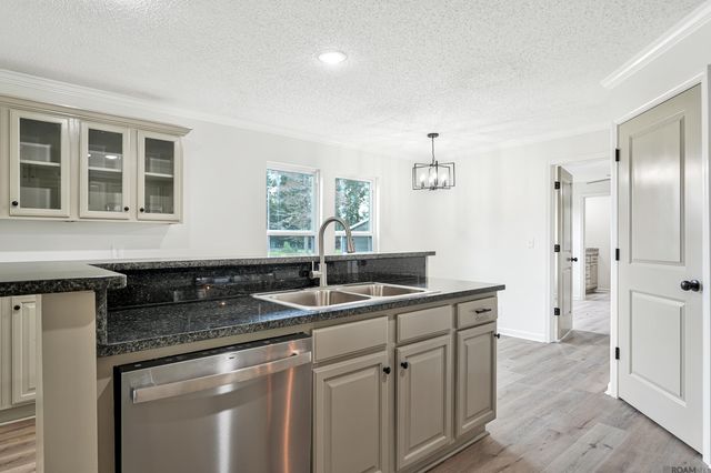 34040 Robbie Lee Dr, Denham Springs, LA 70706