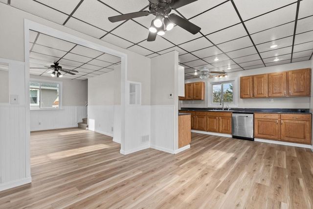 609 W COOK STREET, New London, WI 54961