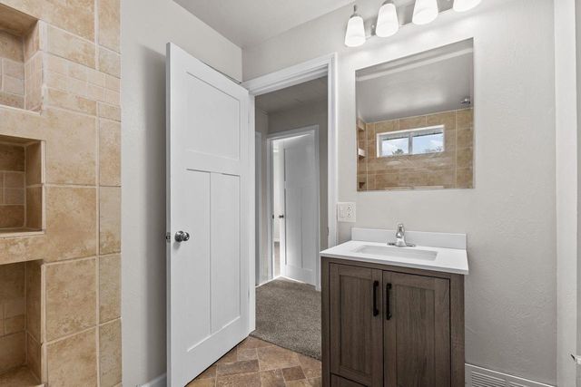 609 W COOK STREET, New London, WI 54961