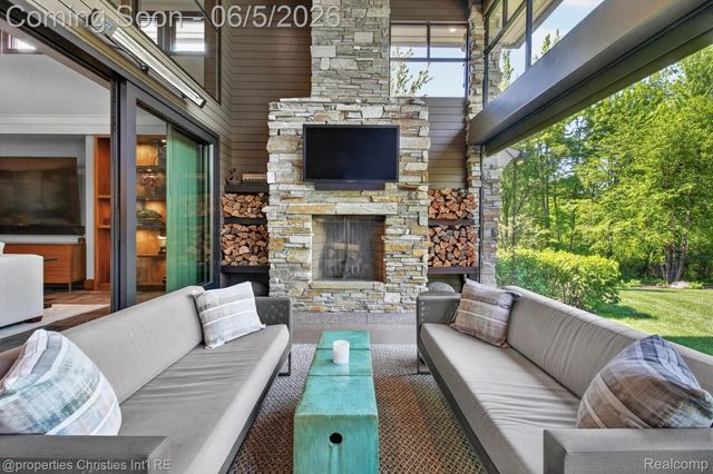 22635 Evergreen Court, Novi, MI 48374