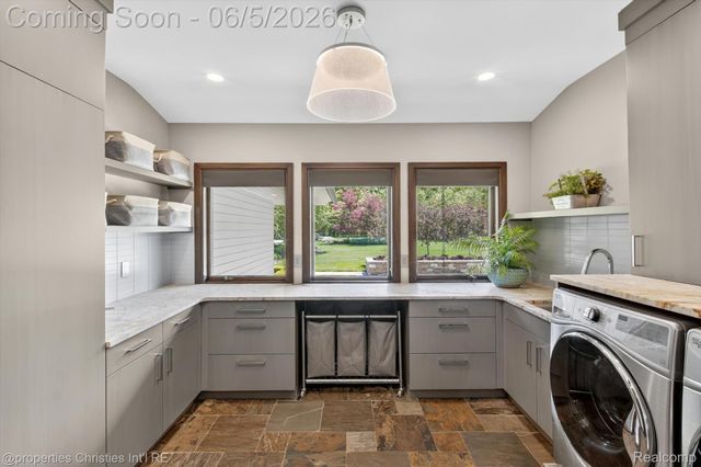 22635 Evergreen Court, Novi, MI 48374