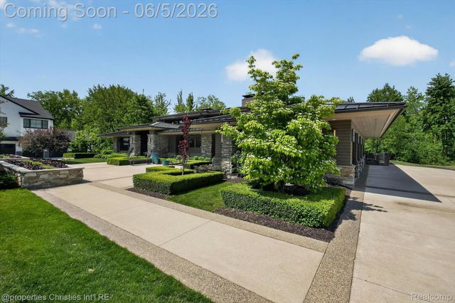 22635 Evergreen Court, Novi, MI 48374