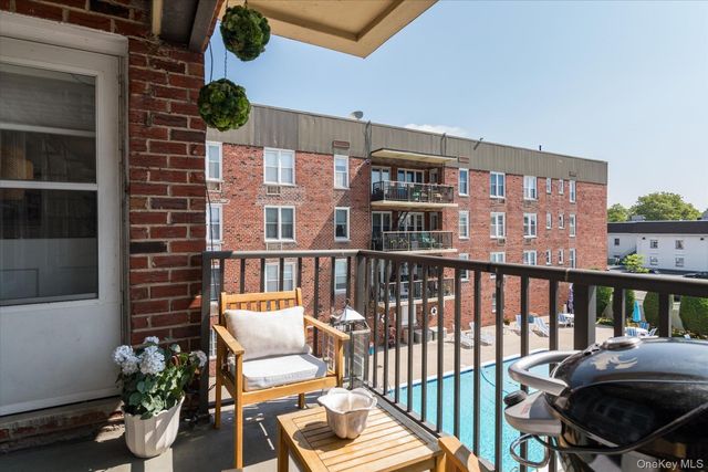 60 Hempstead Avenue 2C, Lynbrook, NY 11563