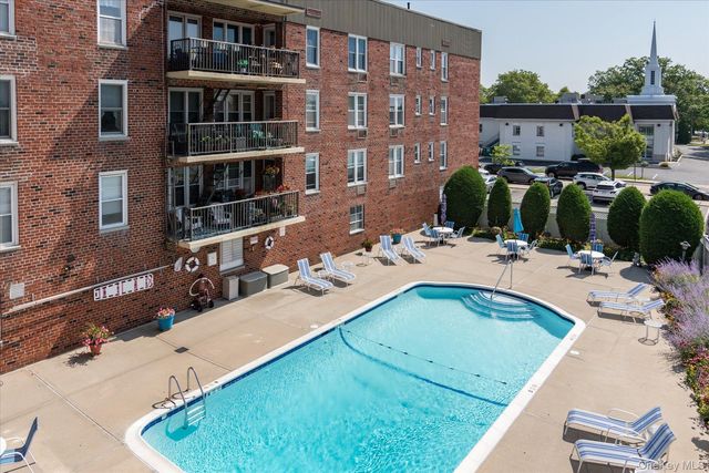 60 Hempstead Avenue 2C, Lynbrook, NY 11563