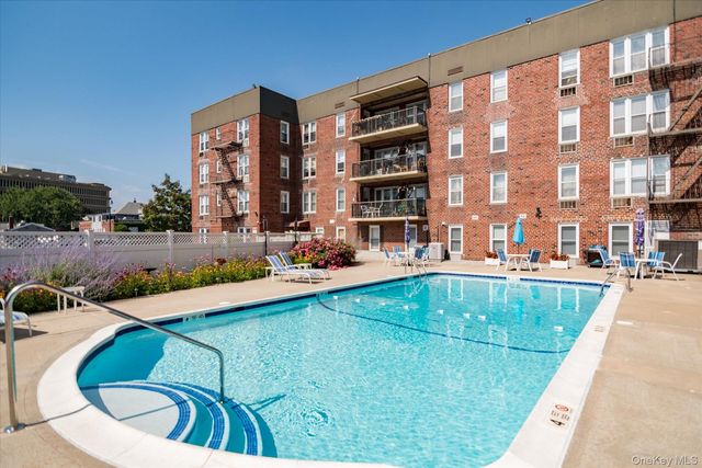 60 Hempstead Avenue 2C, Lynbrook, NY 11563