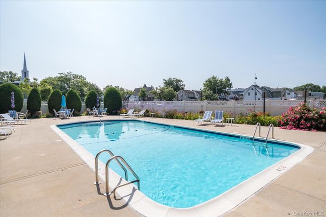 60 Hempstead Avenue 2C, Lynbrook, NY 11563