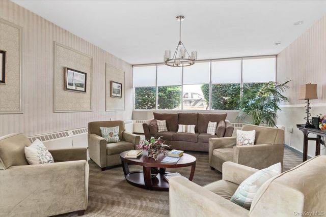 60 Hempstead Avenue 2C, Lynbrook, NY 11563