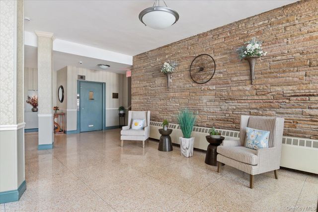 60 Hempstead Avenue 2C, Lynbrook, NY 11563