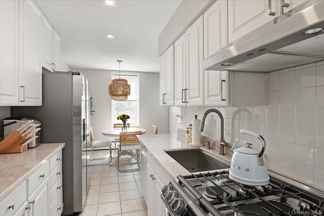 60 Hempstead Avenue 2C, Lynbrook, NY 11563