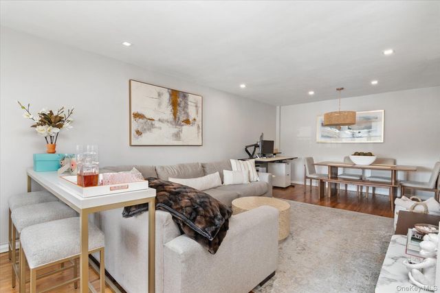 60 Hempstead Avenue 2C, Lynbrook, NY 11563