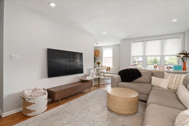 60 Hempstead Avenue 2C, Lynbrook, NY 11563
