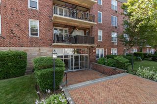 60 Hempstead Avenue 2C, Lynbrook, NY 11563