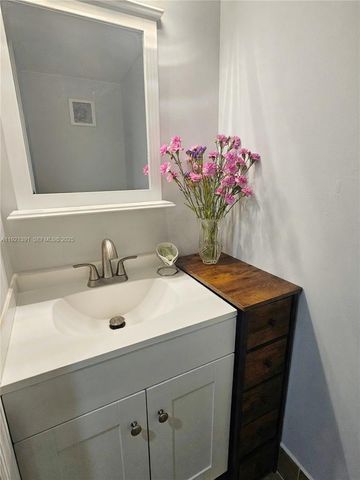 10700 NW 7th St 5A, Miami, FL 33172