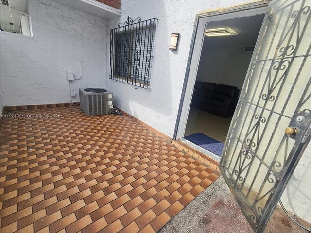 10700 NW 7th St 5A, Miami, FL 33172