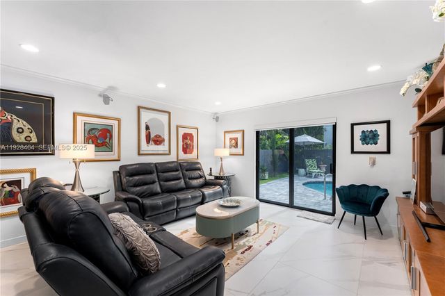 550 W 51st St, Miami Beach, FL 33140