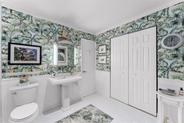 550 W 51st St, Miami Beach, FL 33140