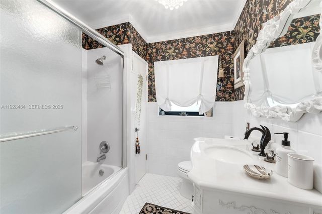 550 W 51st St, Miami Beach, FL 33140