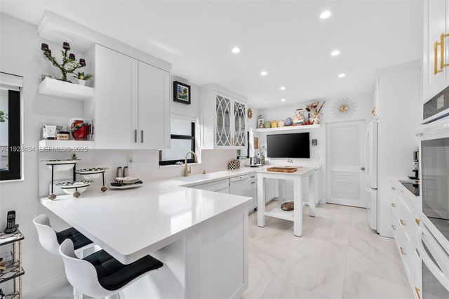 550 W 51st St, Miami Beach, FL 33140