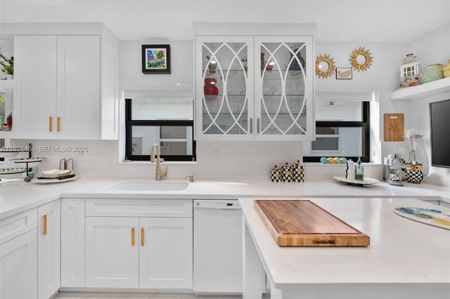 550 W 51st St, Miami Beach, FL 33140