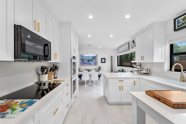 550 W 51st St, Miami Beach, FL 33140