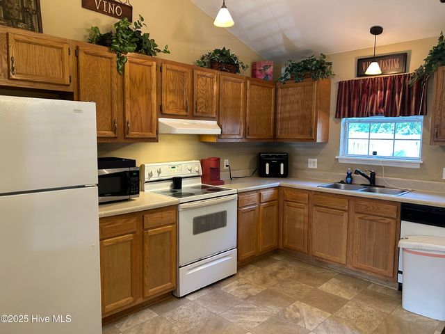 1404 Angels End B, Greenville, NC 27858