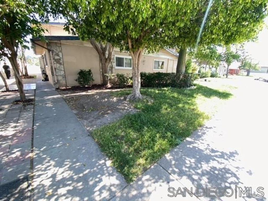 Image 2 of property listing at 341 Lansing Cir, Escondido, CA 92025