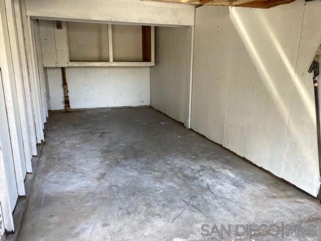 Image 9 of property listing at 341 Lansing Cir, Escondido, CA 92025