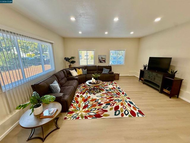 355 Lofas Pl, Vallejo, CA 94589