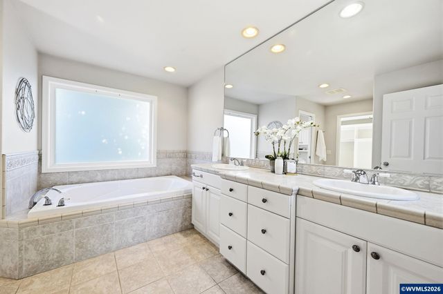 575 Castle Glen Ln N, Keizer, OR 97303