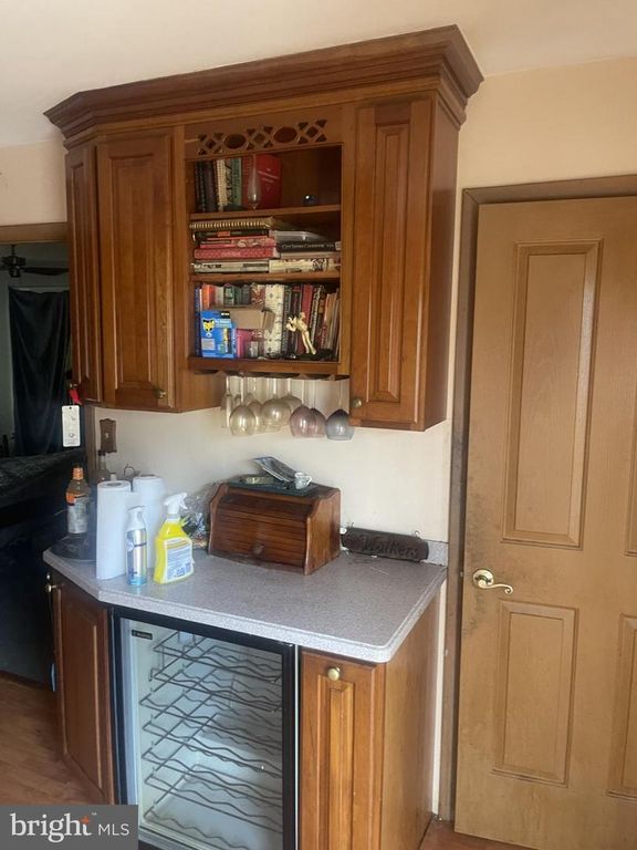 10 MIDFIELD LN, Willingboro, NJ 08046