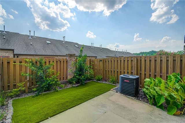 1085 Richmond Park Drive, Winston-salem, NC 27103