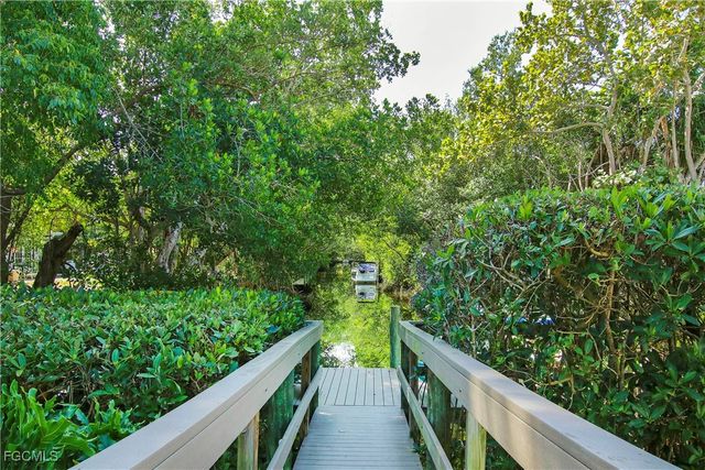 561 Periwinkle WAY E2, Sanibel, FL 33957