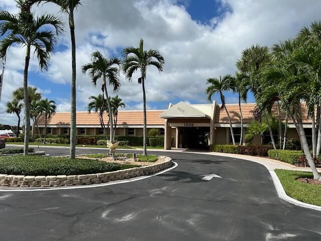 221 Lake Meryl Drive, West Palm Beach, FL 33411