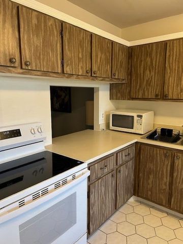 221 Lake Meryl Drive, West Palm Beach, FL 33411