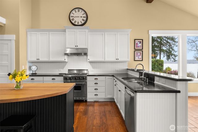 4827 Bayshore Lane NW, Olympia, WA 98502