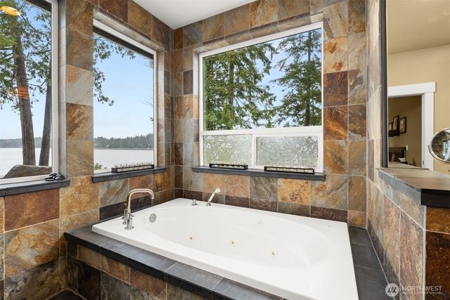 4827 Bayshore Lane NW, Olympia, WA 98502