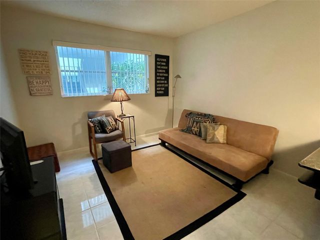 2271 NW 48th Ter 111, Lauderhill, FL 33313