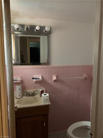 2111 S Benbow Road, Greensboro, NC 27406