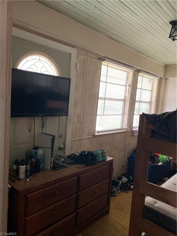 2111 S Benbow Road, Greensboro, NC 27406