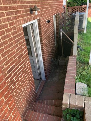 2111 S Benbow Road, Greensboro, NC 27406