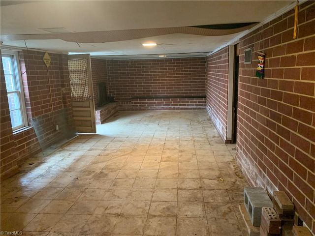 2111 S Benbow Road, Greensboro, NC 27406