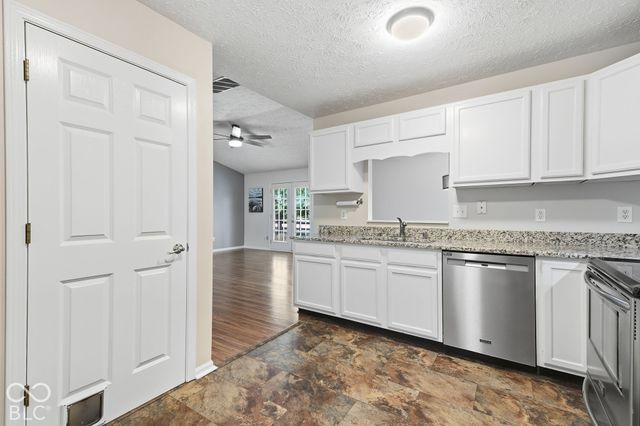 6276 Briargate Drive, Zionsville, IN 46077