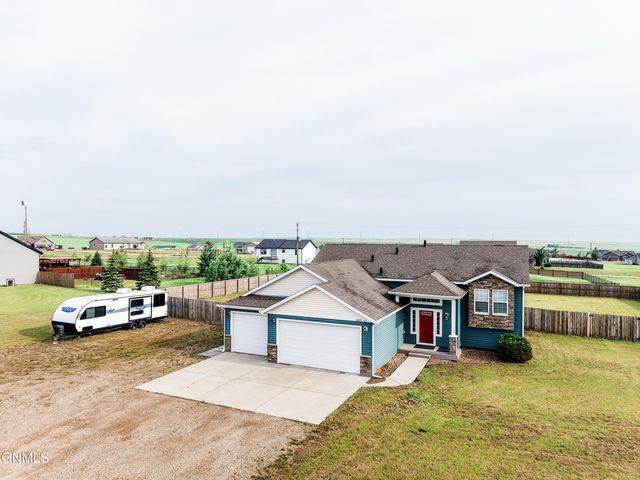 13675 Redwood Way NW, Williston, ND 58801 property photo