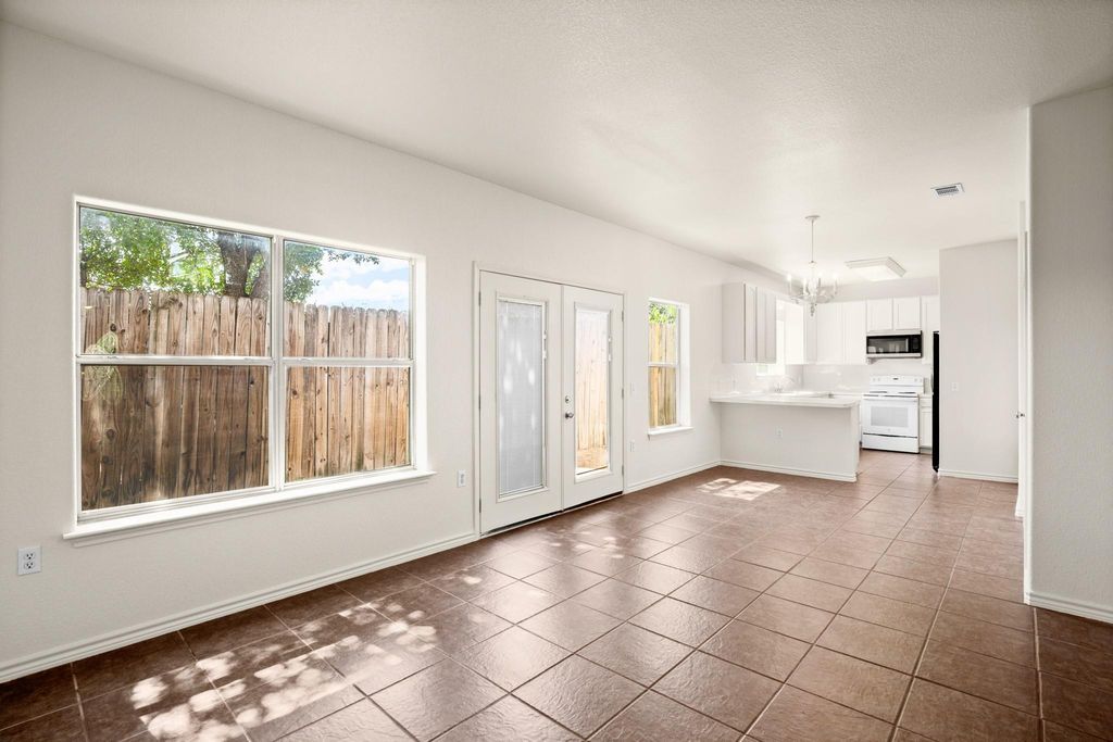 7312 E Ben White BLVD 16, Austin, TX 78741