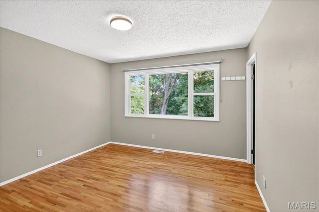 6746 Barnwood Drive, Hazelwood, MO 63042