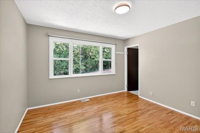 6746 Barnwood Drive, Hazelwood, MO 63042