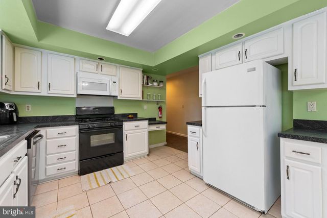 4 STEVEN DR, Voorhees, NJ 08043