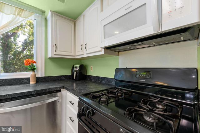 4 STEVEN DR, Voorhees, NJ 08043