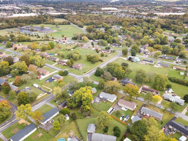 202 Raindrop Ln, Hendersonville, TN 37075